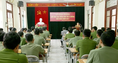 Công an tỉnh Lào Cai khai giảng lớp học tiếng Mông